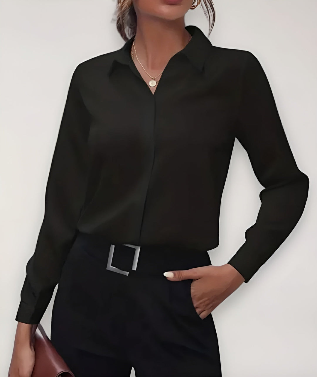 Chemisier noir porté par une mannequin avec pantalon noir à boucle carrée, vue de face 1