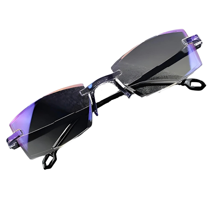 Lunettes sans monture aux verres rectangulaires à reflets violets et branches noires, repliées et posées sur fond blanc. 1
