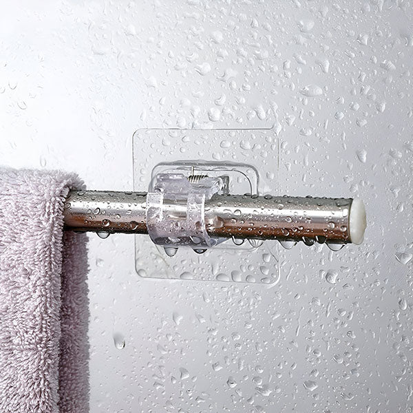 Support transparent retenant une barre métallique avec une serviette violette, sur un mur couvert de gouttes d'eau. 4