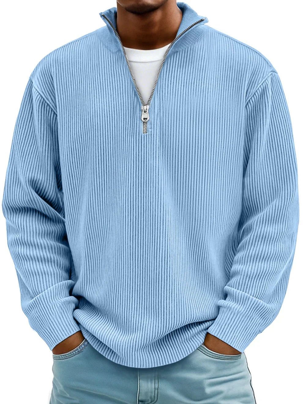 Pull côtelé bleu ciel à demi-zip porté par un homme, mains dans les poches, sur un t-shirt blanc et un jean. 1
