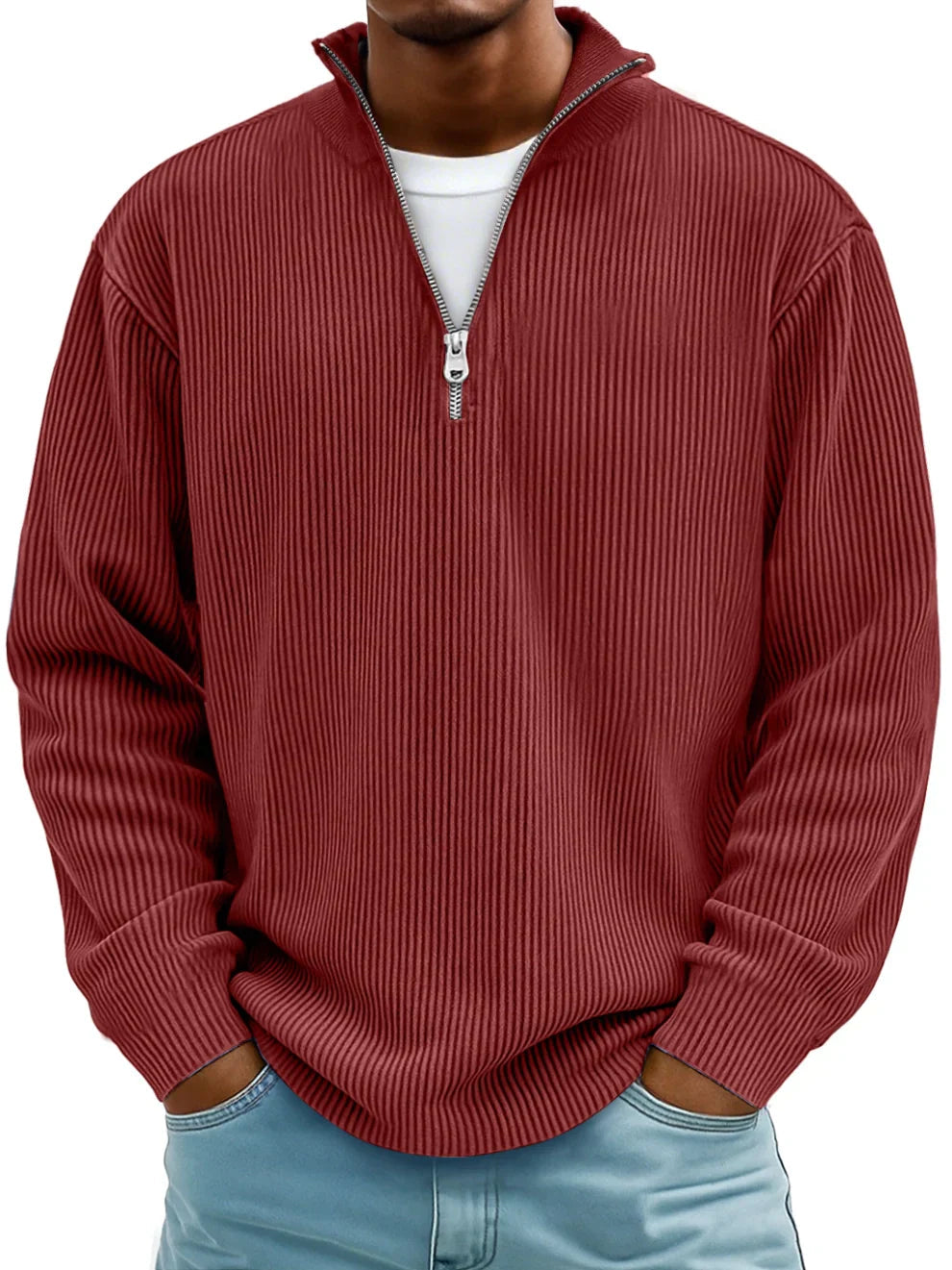 Pull côtelé rouge bordeaux à col montant et demi-zip, porté par un homme, vue de face avec jean bleu. 2