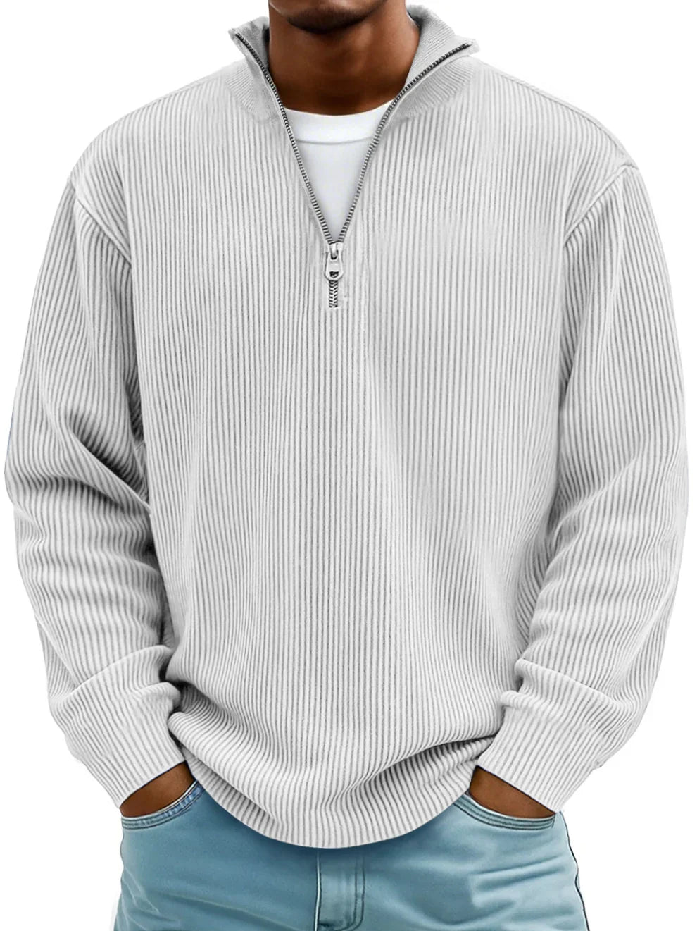 Pull côtelé blanc cassé à col montant zippé, porté par un homme en vue de face, manches longues et jean bleu. 5