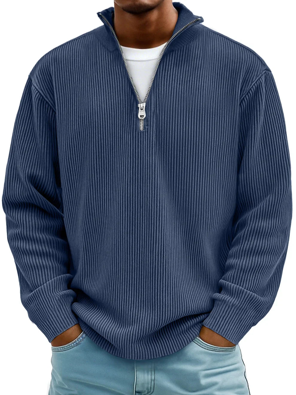 Pull bleu marine côtelé à col zippé, porté sur un t-shirt blanc, vue de face 5