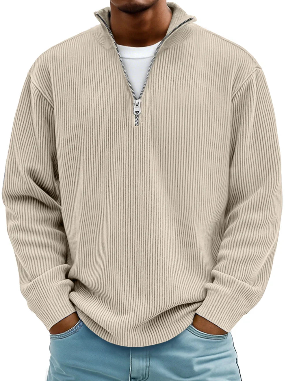 Pull côtelé beige à demi-zip porté de face par un homme, avec t-shirt blanc dessous et jean bleu clair. 7
