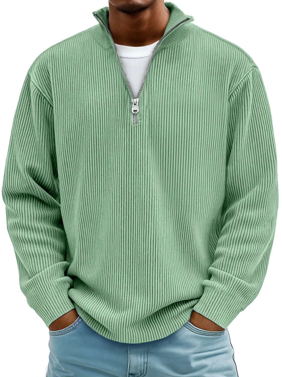 Pull côtelé vert menthe à col zippé porté par un homme, mains dans les poches de son jean. 8