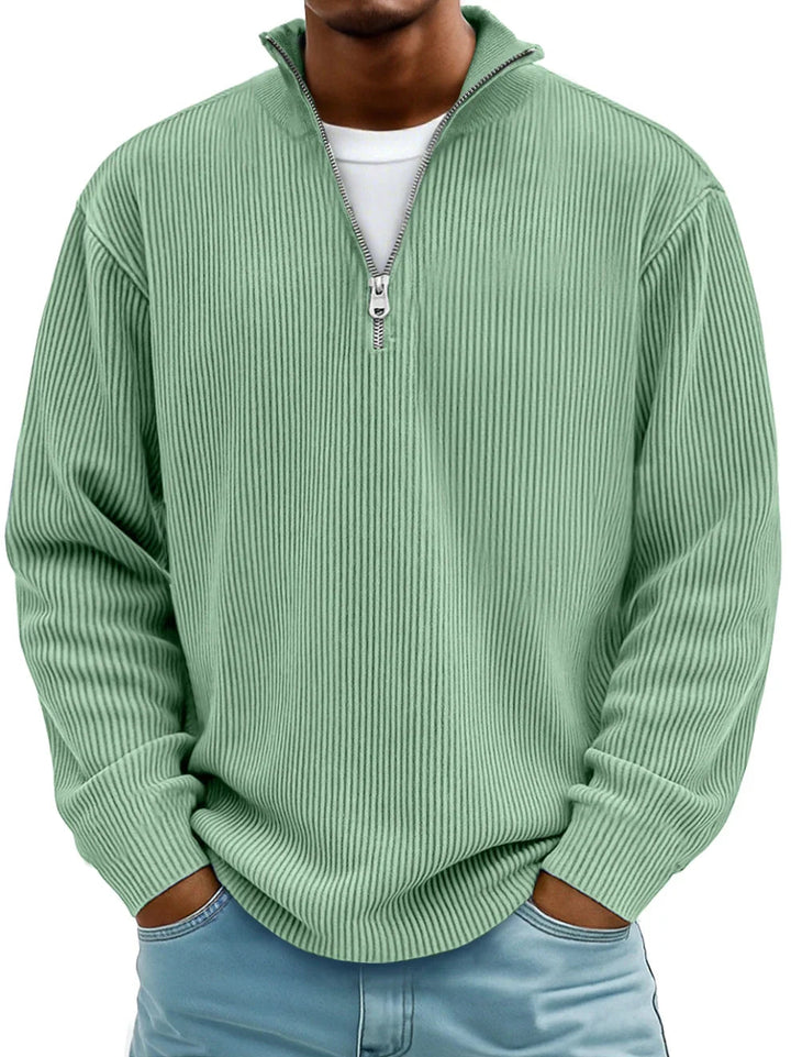 Pull vert menthe côtelé à col zippé, porté sur un t-shirt blanc avec jean clair 3