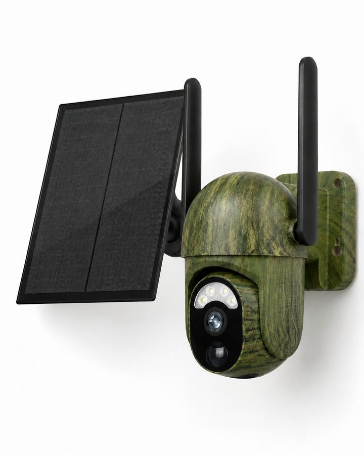 Caméra motorisée à finition camouflage vert, vue de trois quarts avec deux antennes noires et panneau solaire noir fixé sur le côté. 1