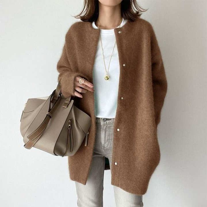 Gilet marron caramel duveteux à boutons-pression, porté sur t-shirt blanc avec jean clair et sac beige 5