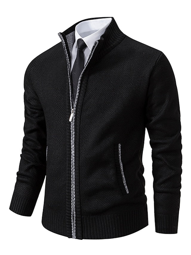 Gilet zippé noir à col montant, vu de face avec chemise et cravate, liserés gris sur zip et poches. 2