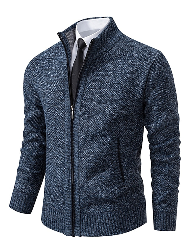 Gilet zippé bleu chiné à col montant, vu de face avec chemise blanche et cravate noire. 4