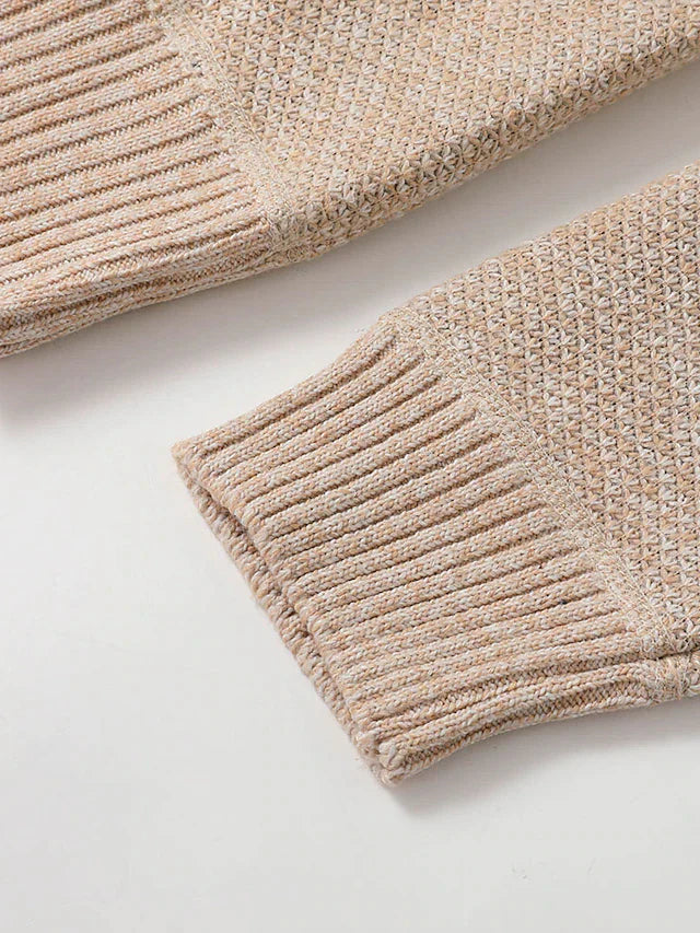 Détail des poignets côtelés beiges du gilet, posés à plat, avec maille texturée et coutures visibles. 6
