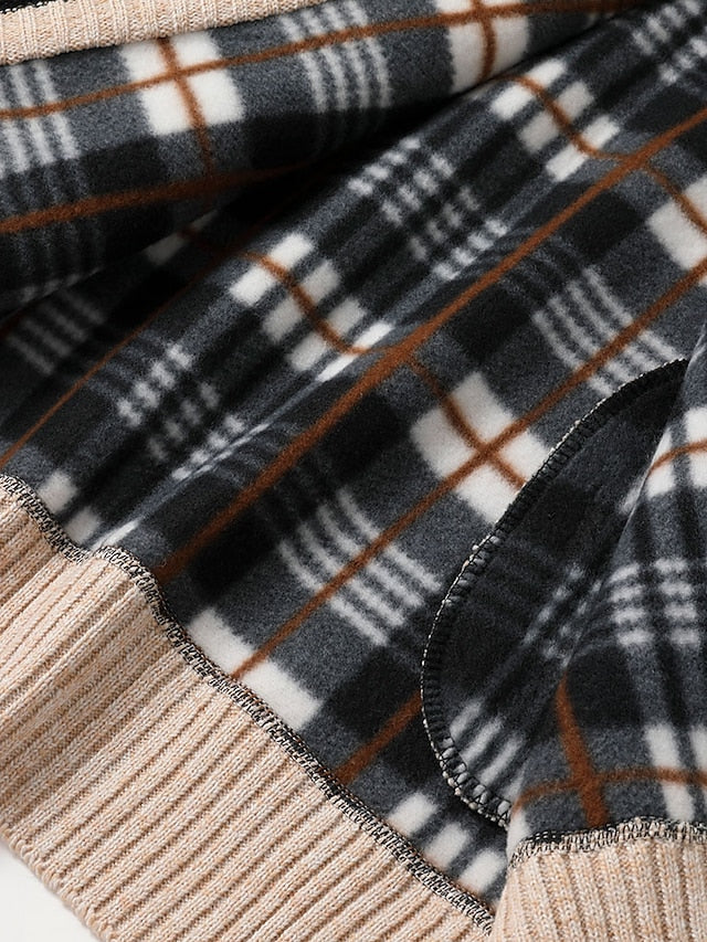 Doublure intérieure polaire à carreaux noirs, blancs et orange, bordée d'une côte beige au bas du gilet. 7