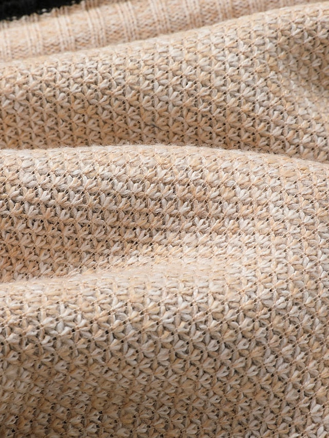 Gros plan sur la maille texturée beige du gilet, aux motifs en étoiles, plissée en vagues. 8