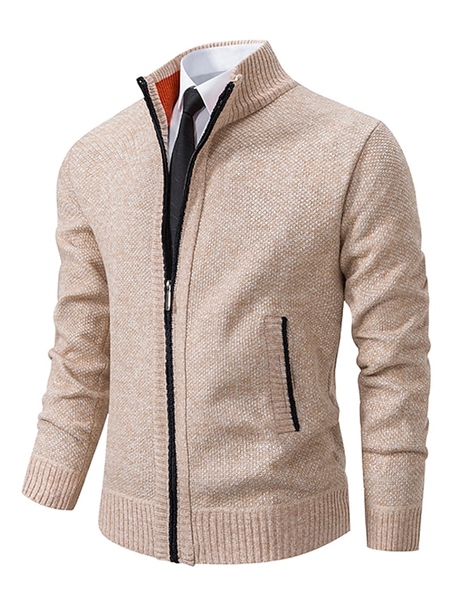 Gilet zippé beige à col montant, vu de face avec chemise blanche et cravate noire, poches latérales. 1