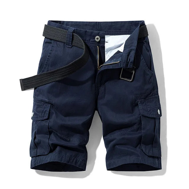 Vue de face du short cargo bleu marine avec ceinture noire en toile et poches latérales à rabat. 2
