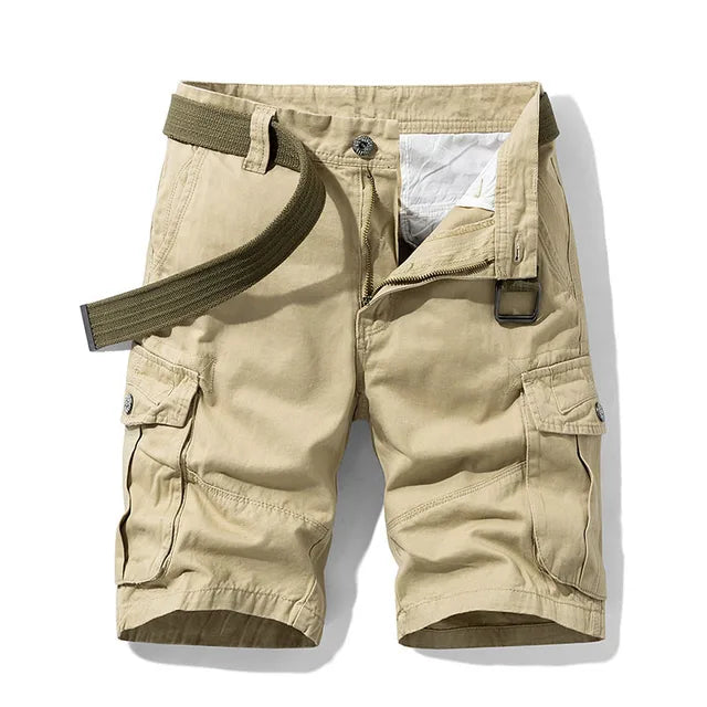 Vue de face du short cargo beige sable avec ceinture kaki en toile et poches latérales à rabat. 3