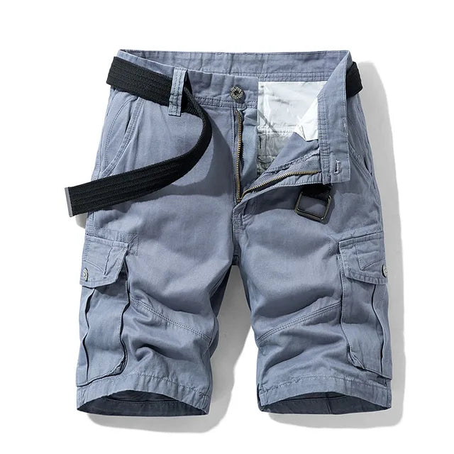 Vue de face du short cargo bleu gris clair avec ceinture noire en toile et poches latérales à rabat. 4