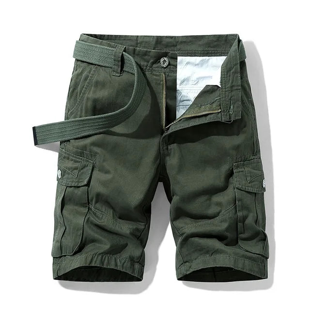 Vue de face du short cargo vert armée avec ceinture assortie en toile et poches latérales à rabat. 5