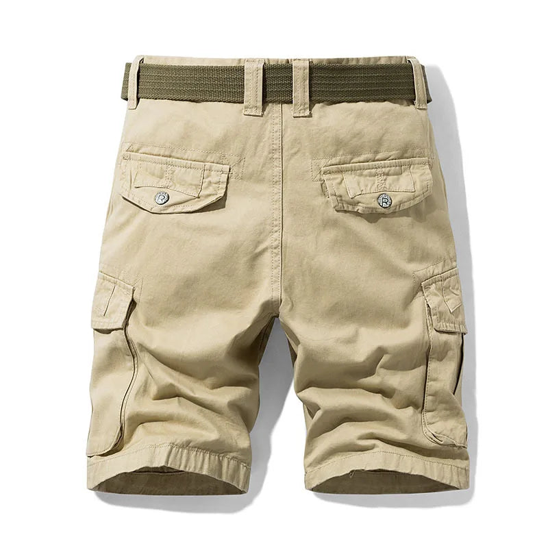 Vue de dos du short cargo beige montrant les deux poches arrière à rabat boutonné et les poches latérales. 6