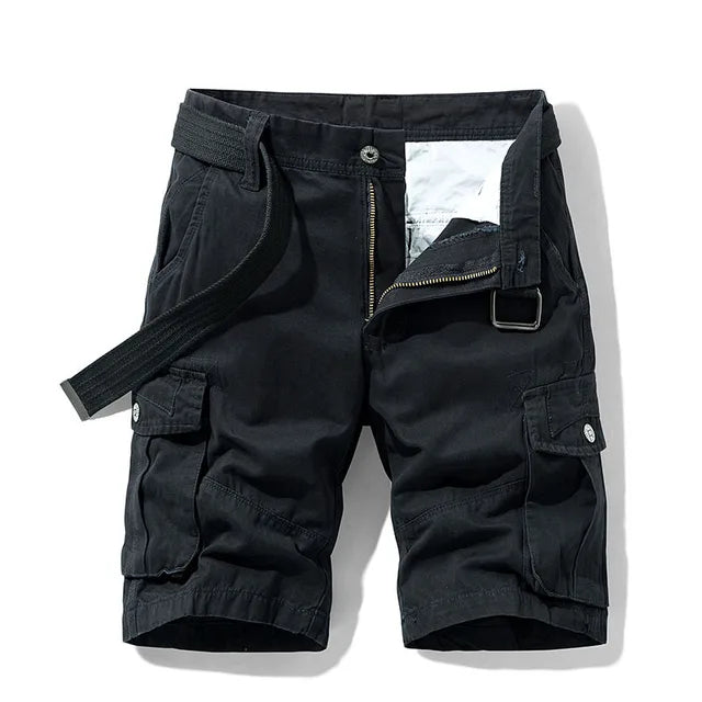 Vue de face du short cargo noir avec ceinture en toile, braguette entrouverte et grandes poches latérales à rabat. 1