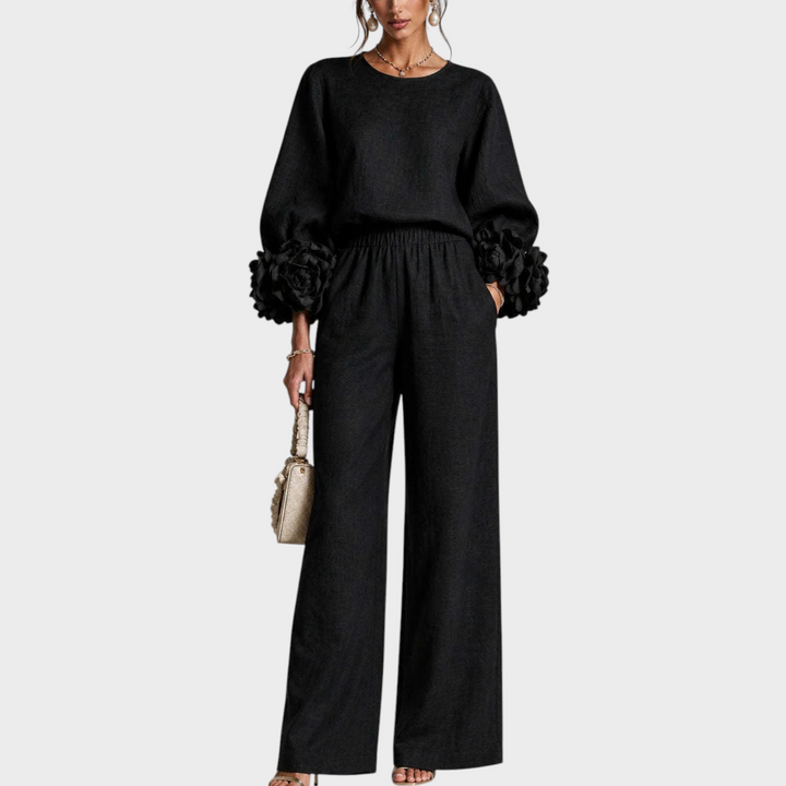 Version noire de l'ensemble portée de face, manches à grosses fleurs et pantalon large 3