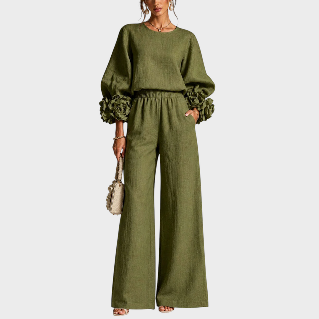 Ensemble vert olive porté de face, haut à manches fleuries et pantalon large, sac beige 4