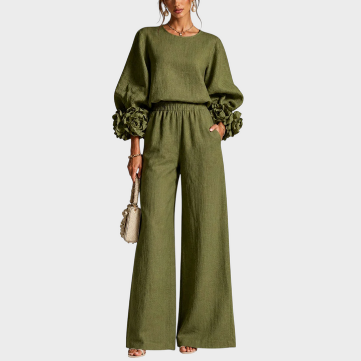 Ensemble vert olive porté de face, haut à manches fleuries et pantalon large, sac beige 4