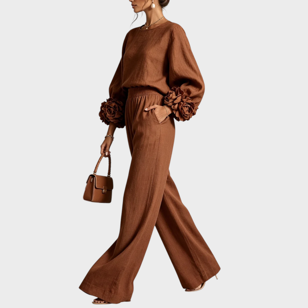 Ensemble marron caramel vu de profil en marchant, fleurs aux manches, petit sac assorti 6