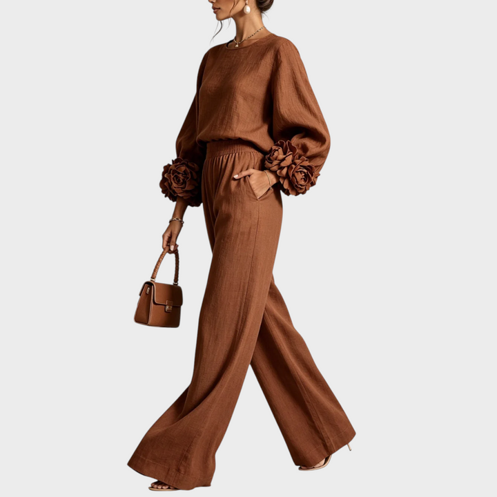 Ensemble marron caramel vu de profil en marchant, fleurs aux manches, petit sac assorti 6