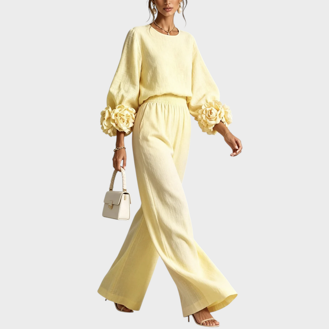 Ensemble jaune pâle porté en marchant, manches bouffantes ornées de fleurs, pantalon large flottant 7