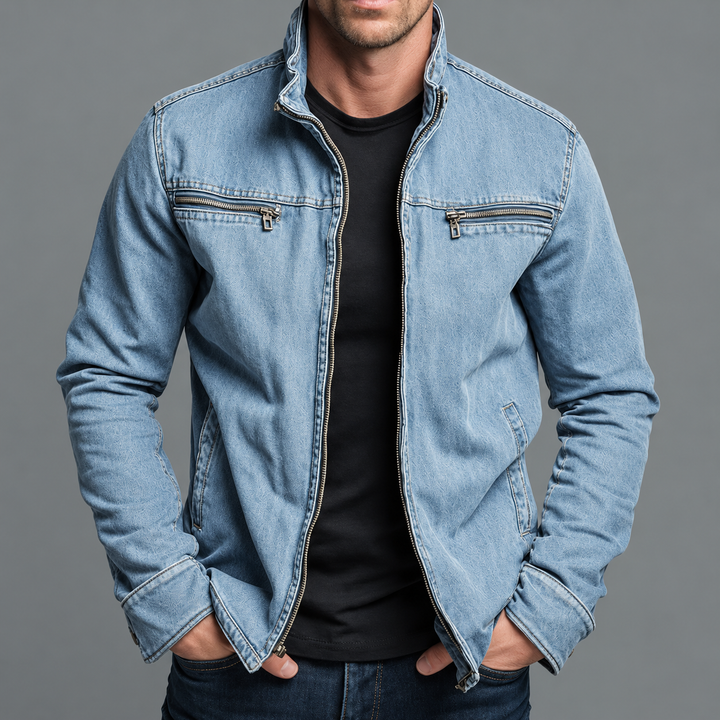 Version en jean bleu clair de la veste zippée, portée ouverte sur un t-shirt noir 7