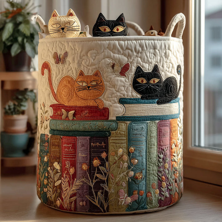 Panier matelassé crème posé près d'une fenêtre, orné de chats appliqués sur des piles de livres et de fleurs brodées. 1
