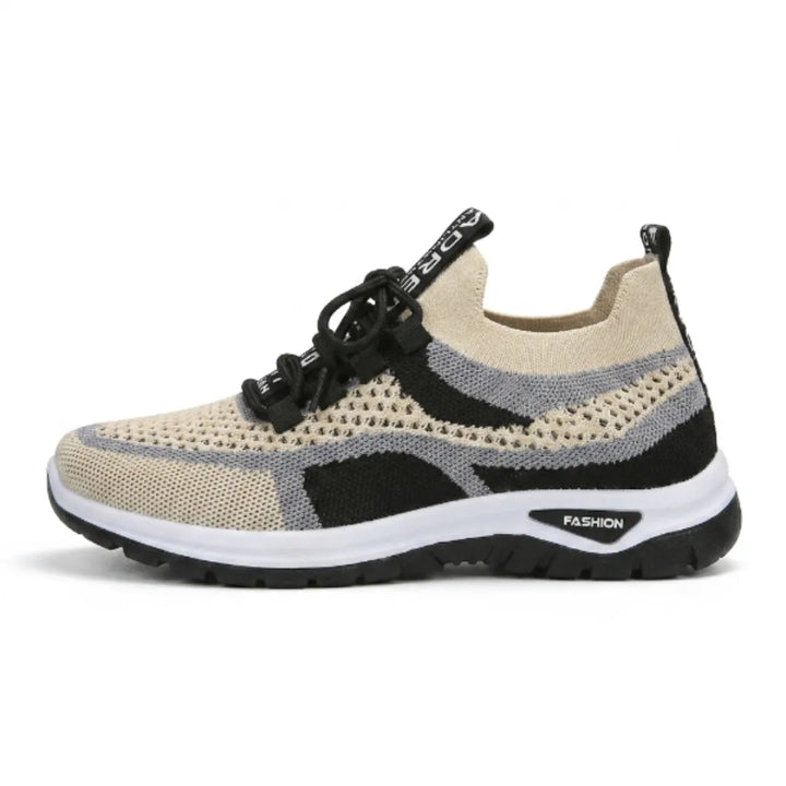 Vue de profil d'une basket en mesh beige, gris et noir, avec lacets noirs, semelle blanche et talon noir. 37