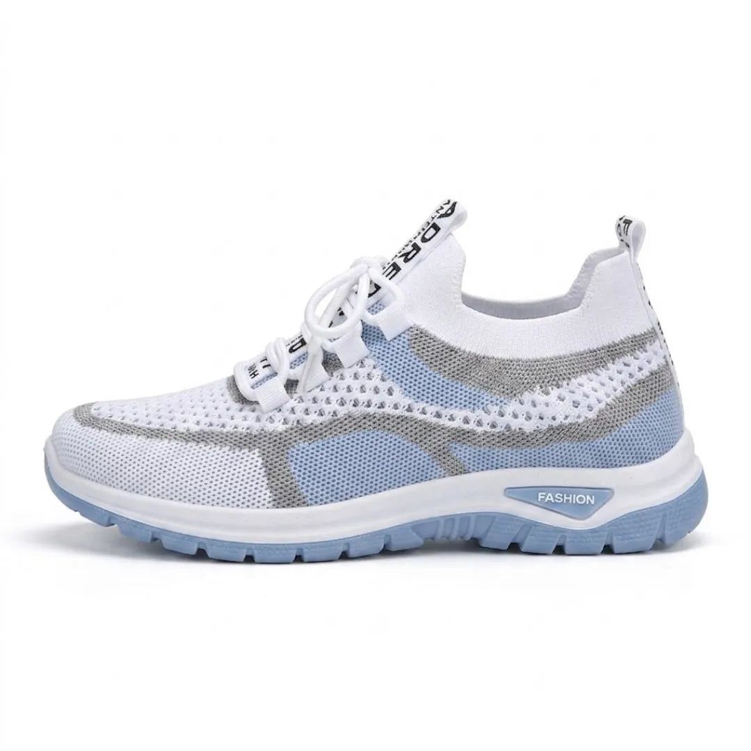 Basket en mesh blanc avec empiècements gris et bleu clair et semelle bleue, vue de profil sur fond blanc. 1