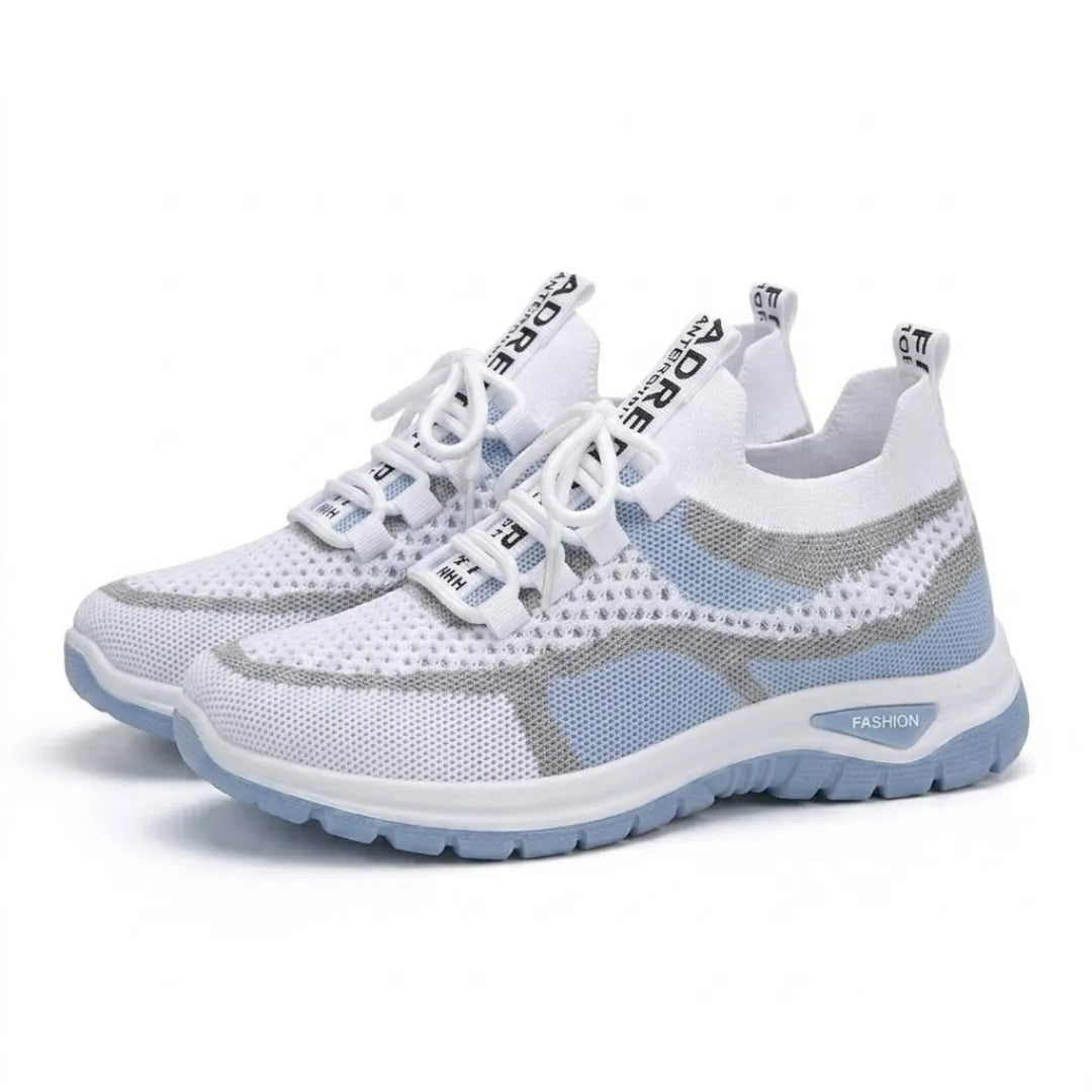 Paire de baskets en mesh blanc, gris et bleu clair posée en trois quarts sur fond blanc, lacets blancs. 7