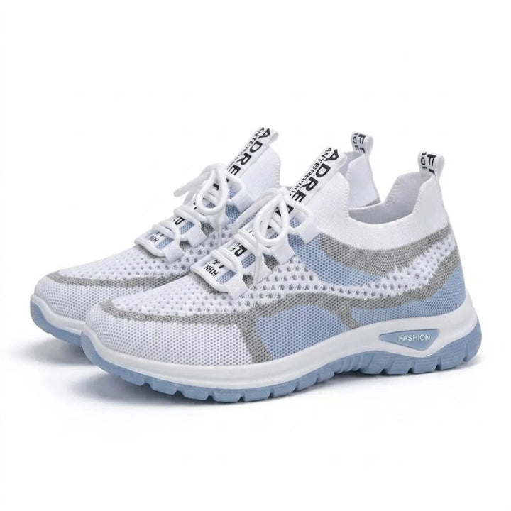 Paire de baskets en mesh blanc, gris et bleu clair posée en trois quarts sur fond blanc, lacets blancs. 7