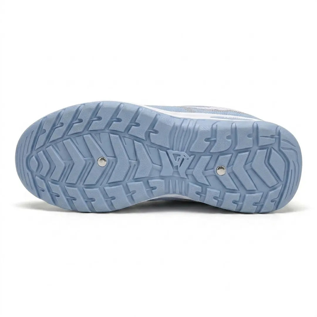 Semelle extérieure bleu clair de la basket vue de dessous, avec crampons et motifs de chevrons antidérapants. 9