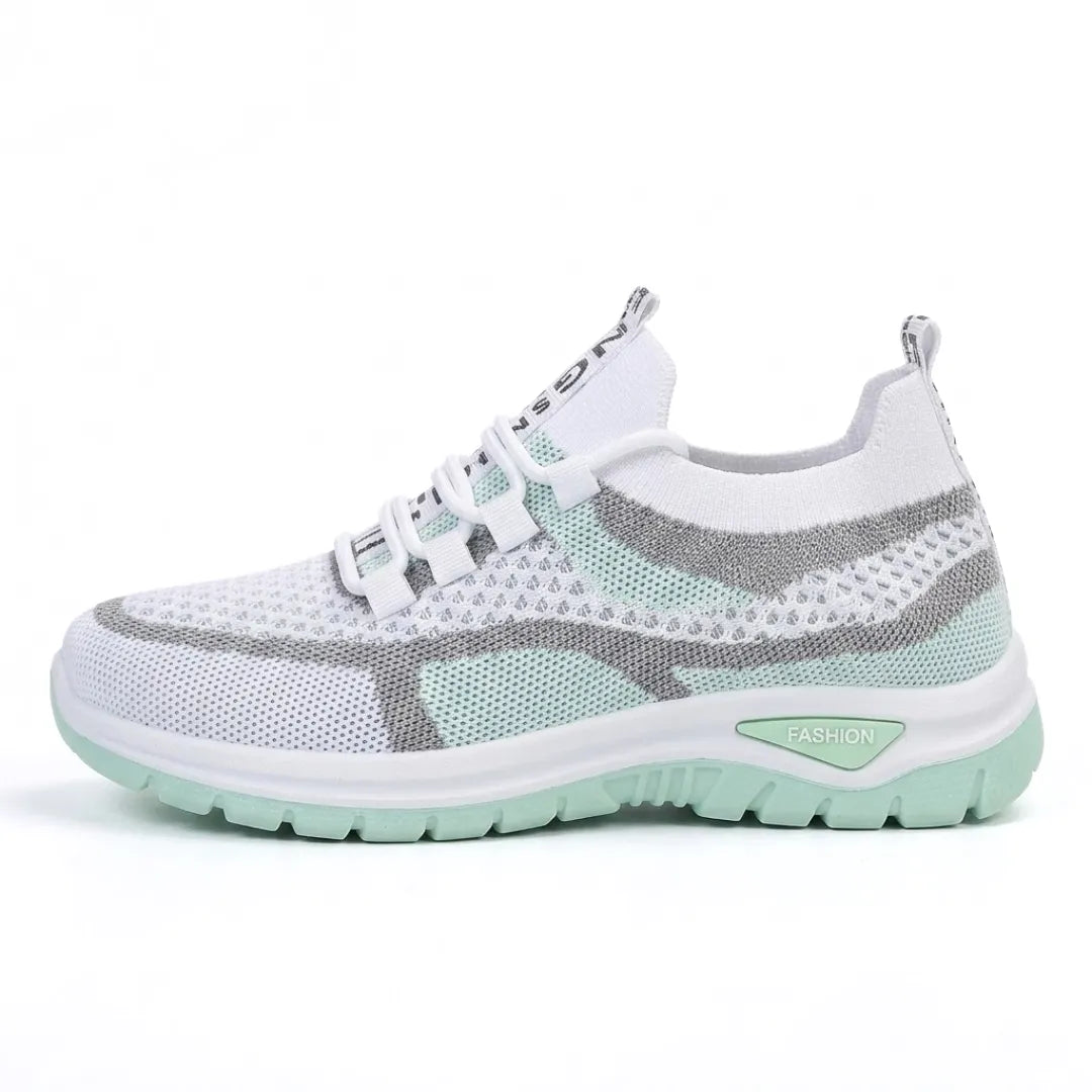 Basket en mesh blanc avec empiècements gris et vert menthe et semelle verte, vue de profil sur fond blanc. 10