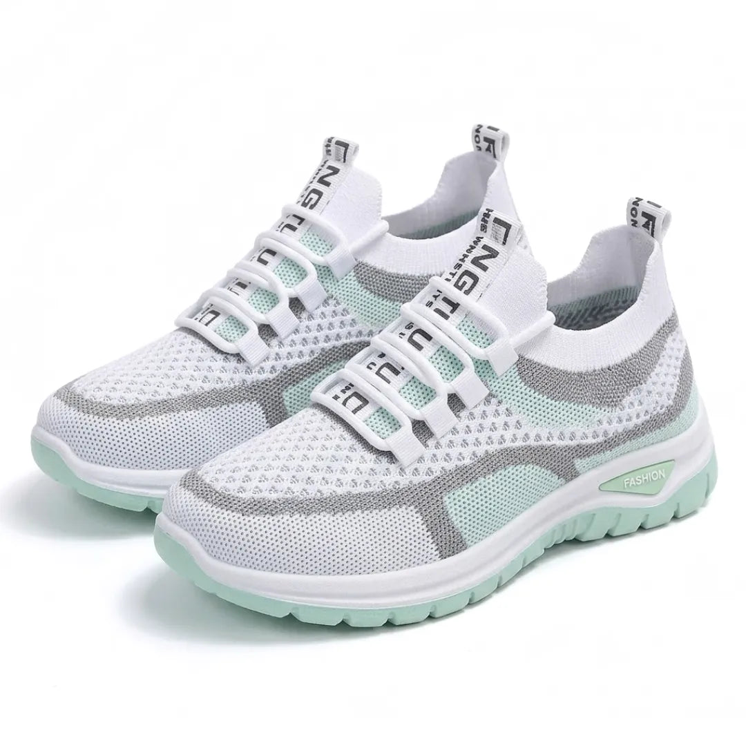 Paire de baskets en mesh blanc, gris et vert menthe posée en trois quarts sur fond blanc, avec lacets élastiques. 16