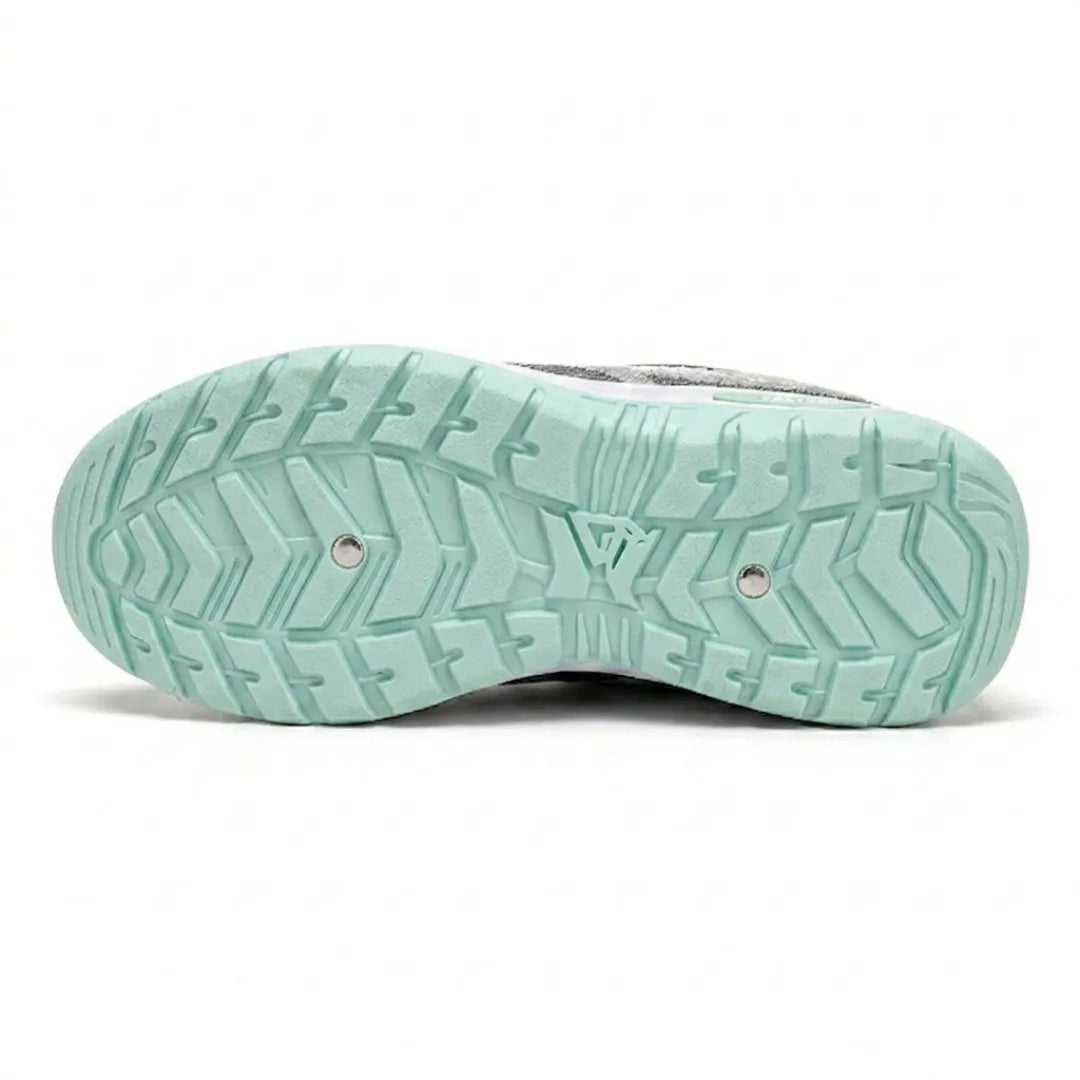 Semelle extérieure vert menthe de la basket vue de dessous, avec crampons et motifs de chevrons antidérapants. 18