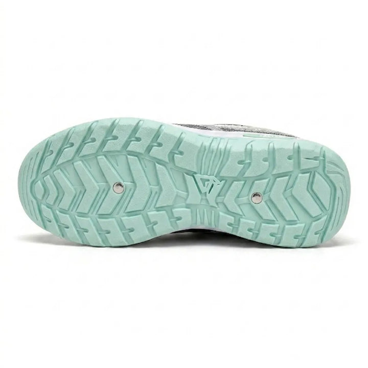 Semelle extérieure vert menthe de la basket vue de dessous, avec crampons et motifs de chevrons antidérapants. 18