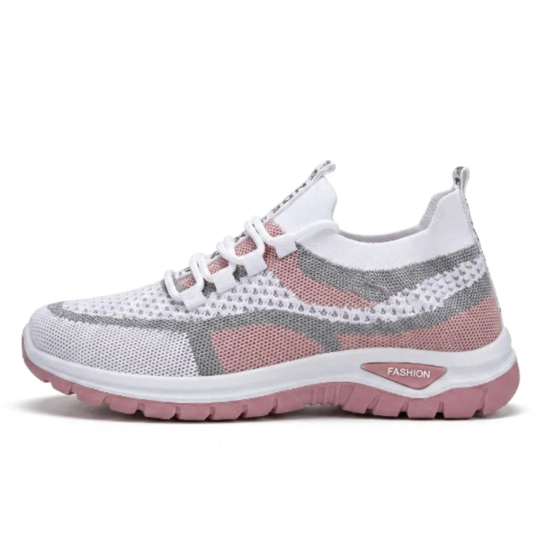 Basket en mesh blanc avec empiècements gris et rose et semelle rose, vue de profil sur fond blanc. 19