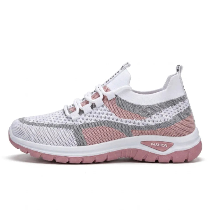 Basket en mesh blanc avec empiècements gris et rose et semelle rose, vue de profil sur fond blanc. 19