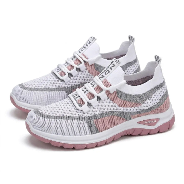 Paire de baskets en mesh blanc, gris et rose, posée en vue trois quarts, avec lacets élastiques et semelle rose. 25
