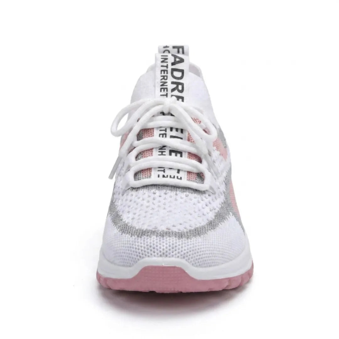 Vue de face d'une basket en mesh blanc, gris et rose, montrant les lacets blancs, la languette imprimée et le bout arrondi. 26