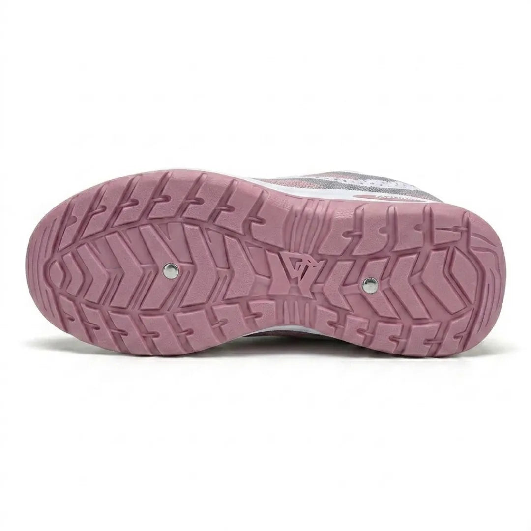 Dessous de la semelle rose d'une basket, avec ses crampons en chevrons et deux petits rivets métalliques. 27