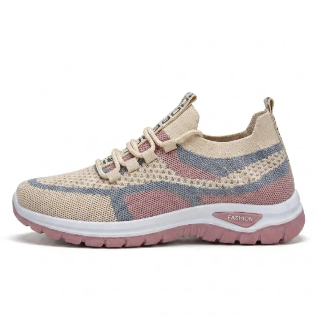 Vue de profil d'une basket en mesh beige, rose et gris-bleu, avec semelle blanche et rose et lacets beiges. 28