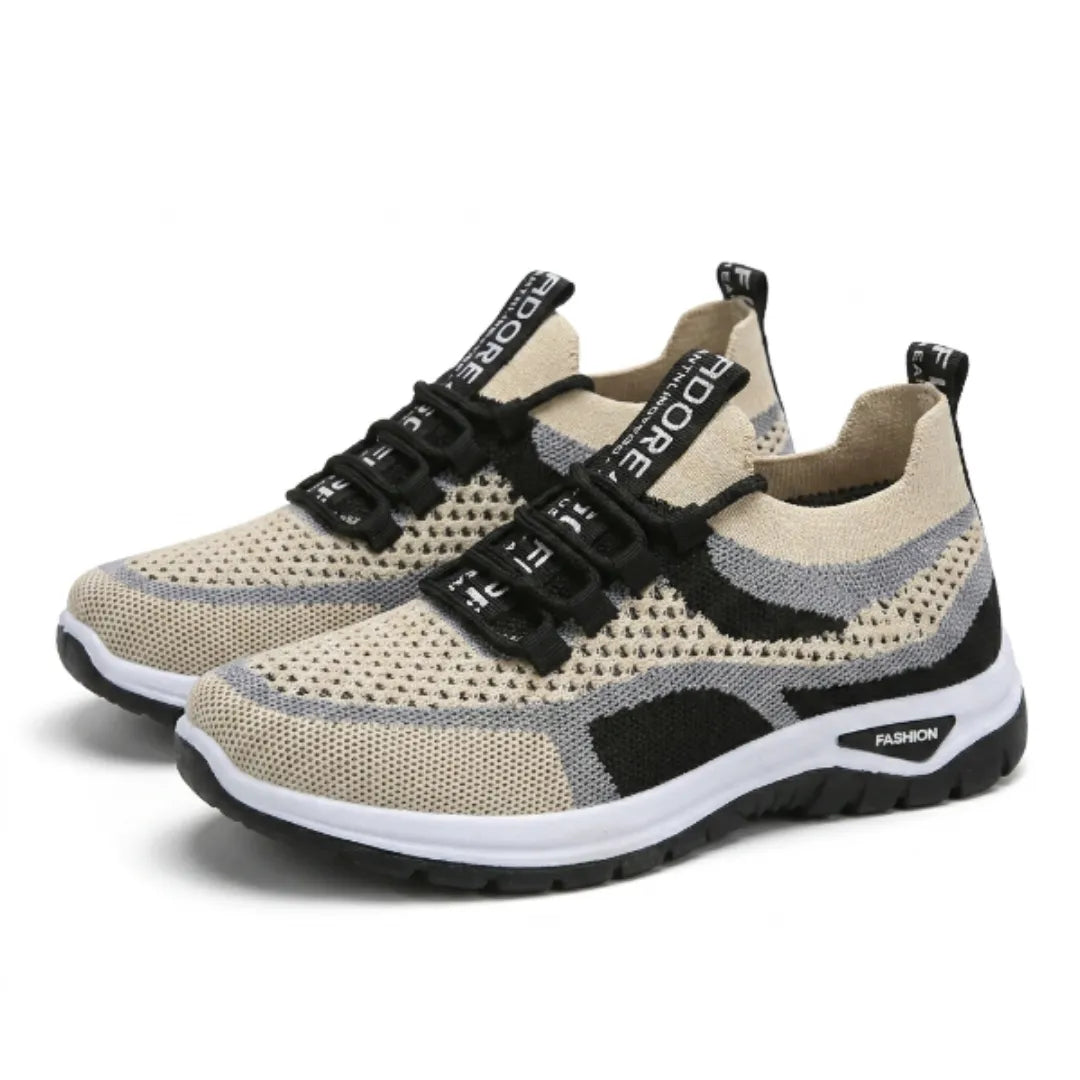 Paire de baskets beige, noir et gris vue en trois quarts, avec lacets noirs, languettes imprimées et semelle blanche et noire. 43