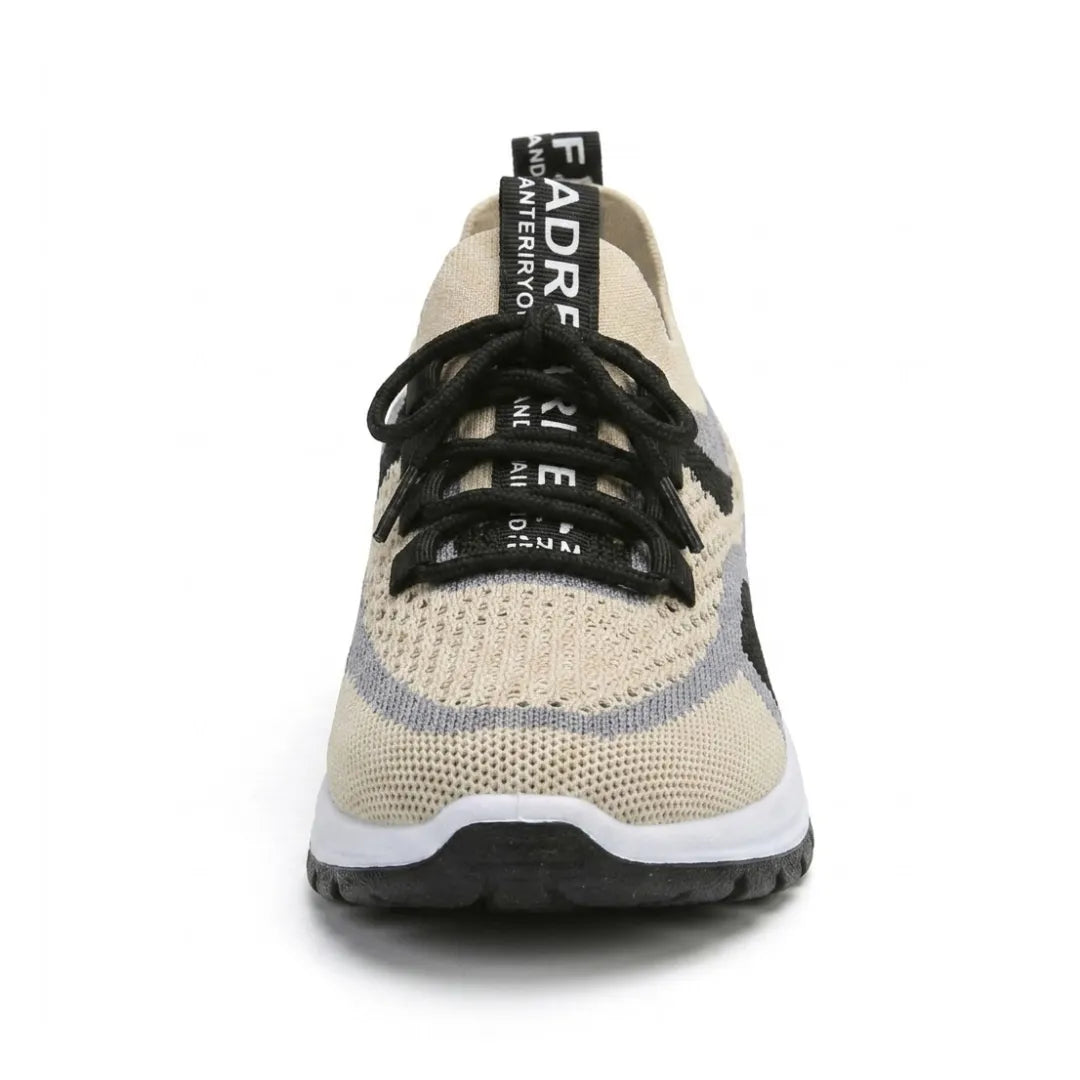 Basket beige vue de face, montrant le mesh ajouré, les lacets noirs, la languette imprimée et le bout arrondi. 44