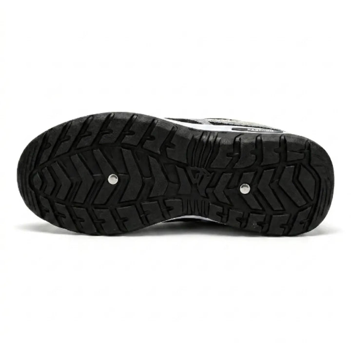 Semelle noire de la basket vue de dessous, avec profil crantÃ© antidérapant et deux petits rivets métalliques. 45